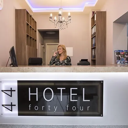 フォーティ フォー