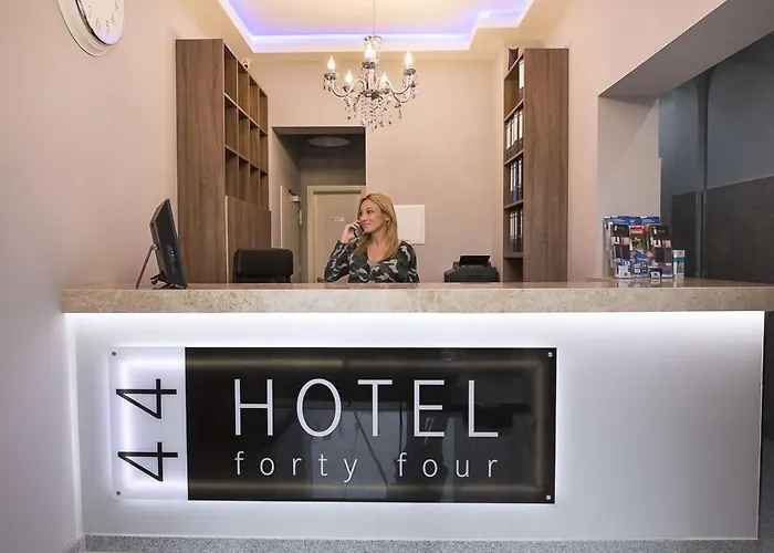 フォーティ フォー